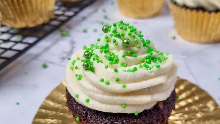 Die besten Schoko-Guinness-Cupcakes mit Irish Cream Frosting