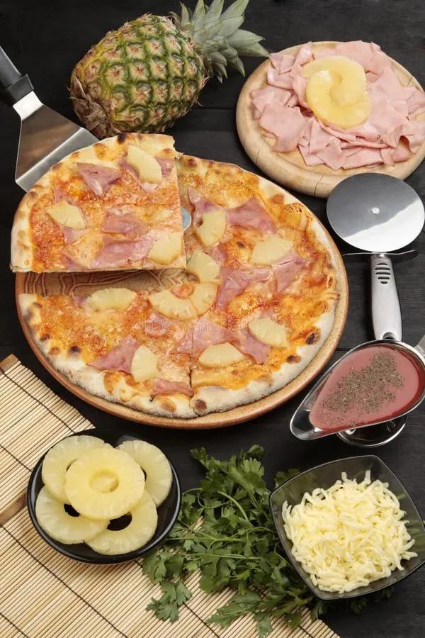 Pizza Mit Ananas Und Schinken Stockbild - Bild von abendessen, schnell ...