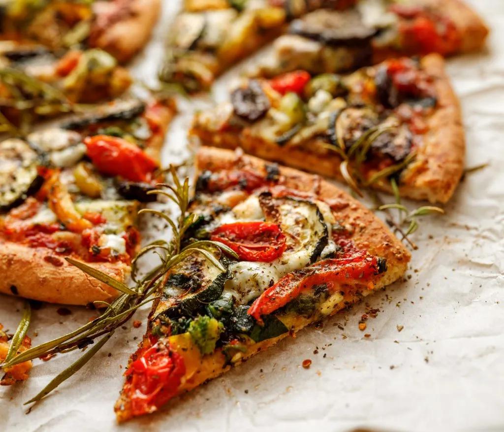 Vegetarische Pizza mit geröstetem Gemüse | Rezept