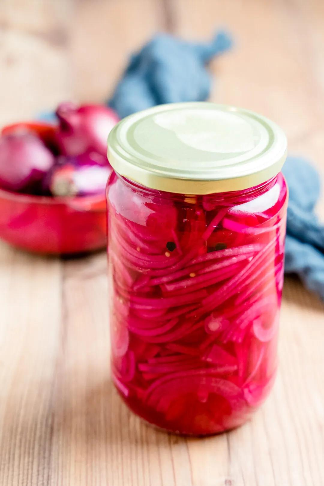 Pink Pickles Rezept - schnelle, eingelegte Rote Zwiebeln - Kuechenchaotin