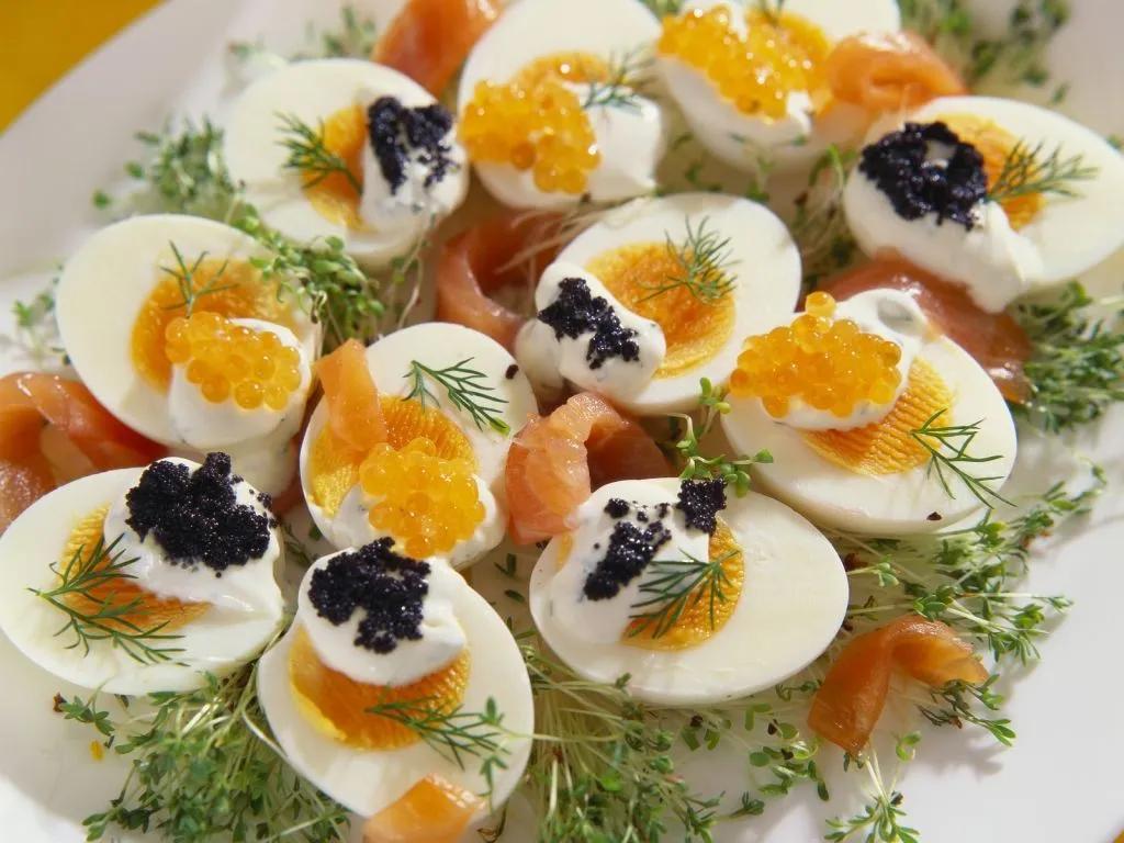 Harte Eier mit Kaviar und Lachs Rezept | EAT SMARTER