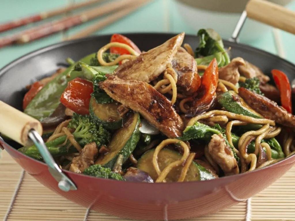 Chinesische Nudelpfanne mit Brokkoli und Zucchini – lecker ...