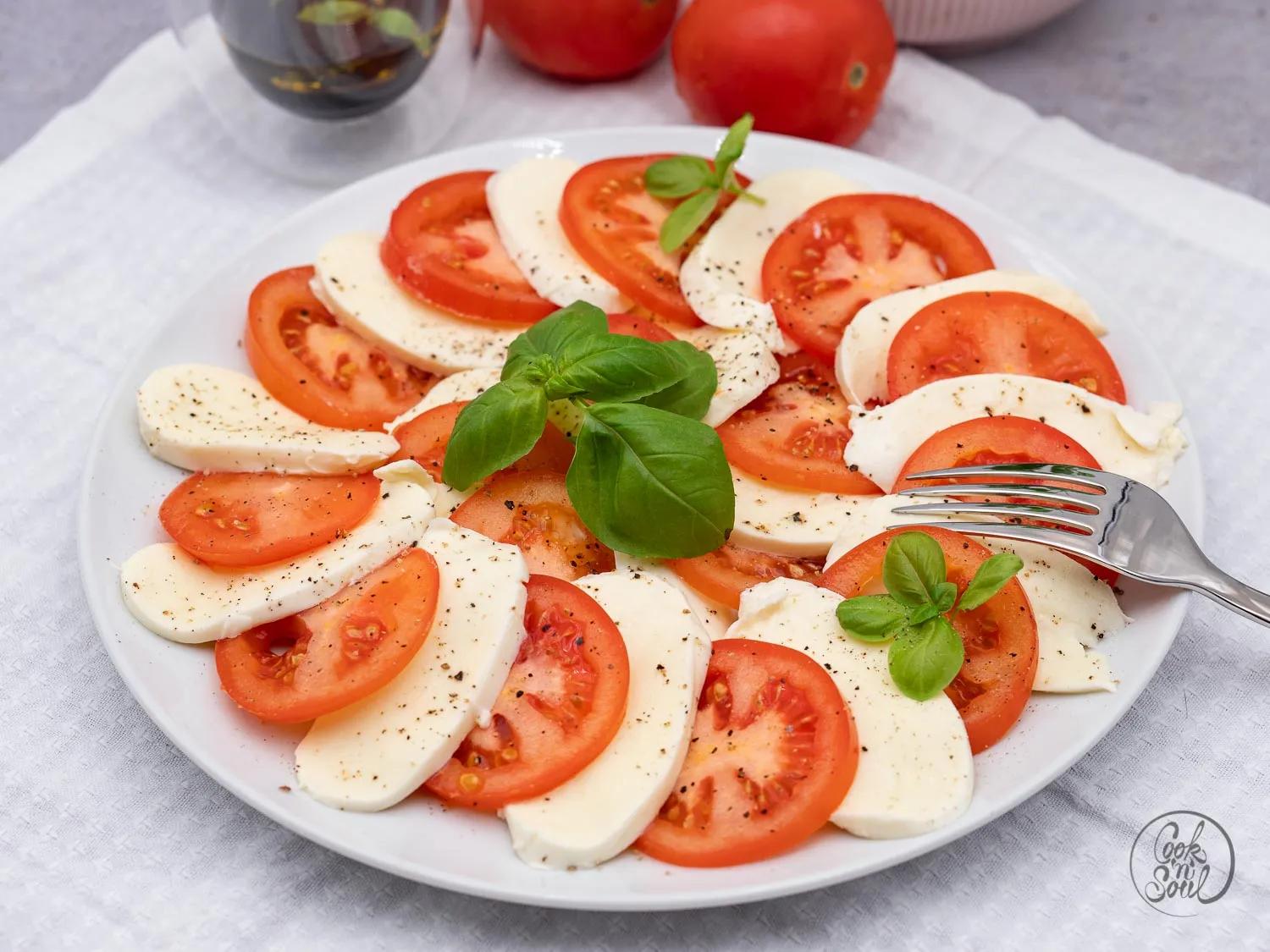 Tomate Mozzarella Salat, köstliche Beilage oder gesunder Snack