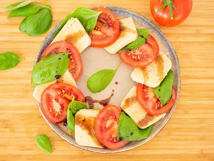 Mozzarella vegana fácil - insalata caprese | HazteVeg.com