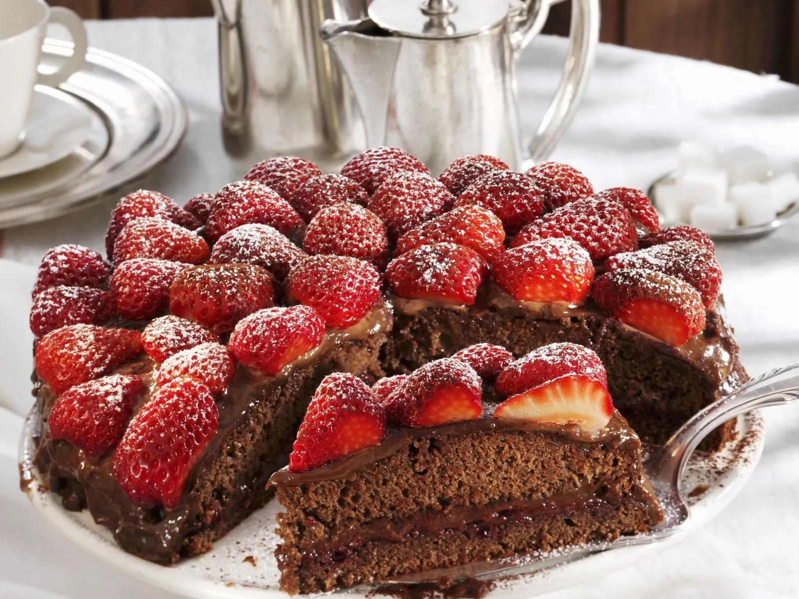 Schokoladenkuchen mit Erdbeeren Rezept | EAT SMARTER