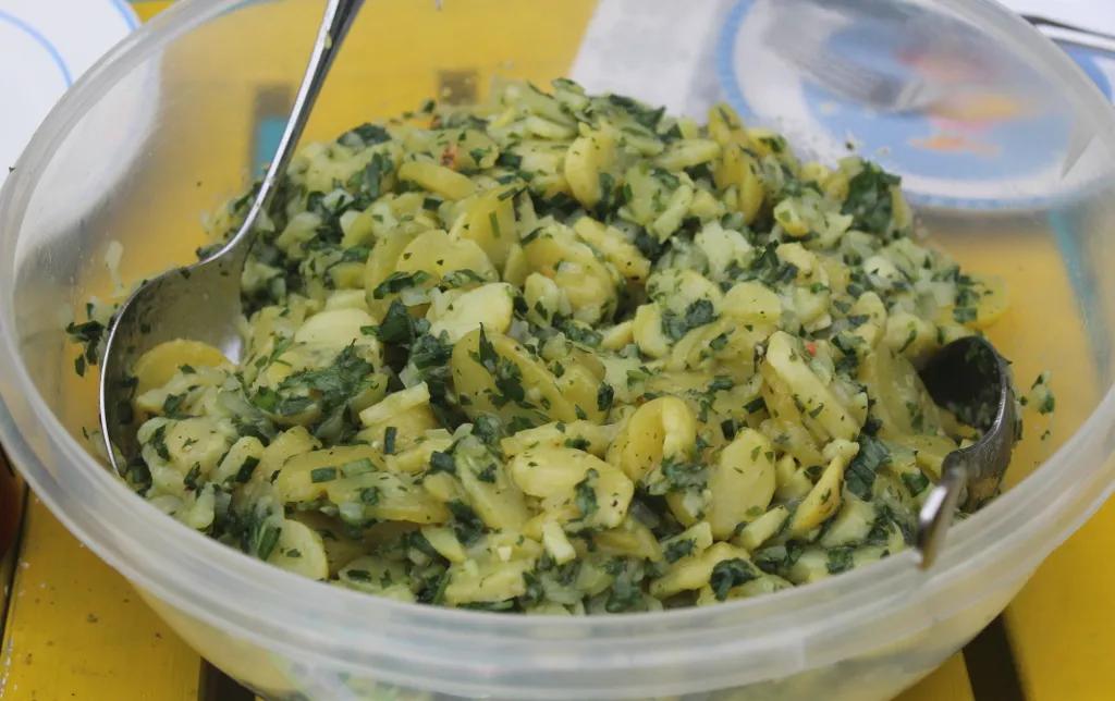 Rezept: Warmer Kartoffel-Kräuter-Salat – Genial Lecker
