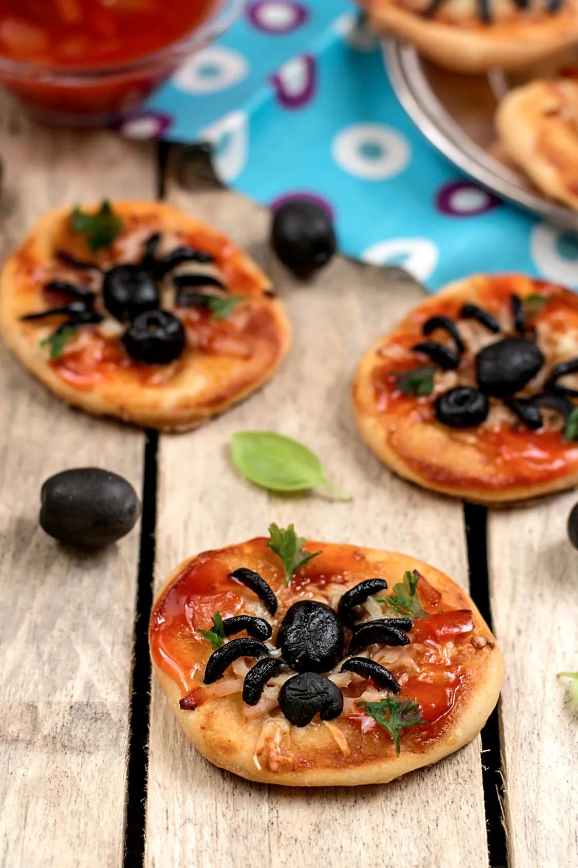 Mini pizza halloween une recette très facile à faire avec les petits