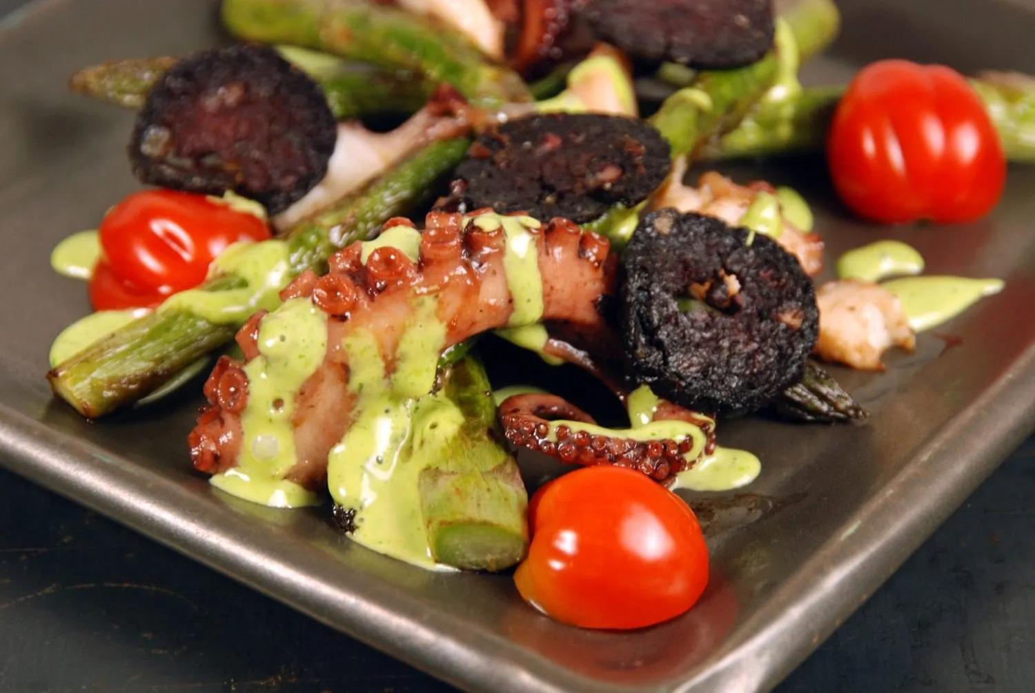 Salat von grünem Spargel, Oktopus, gebratener Blutwurst &amp; Bärlauch ...