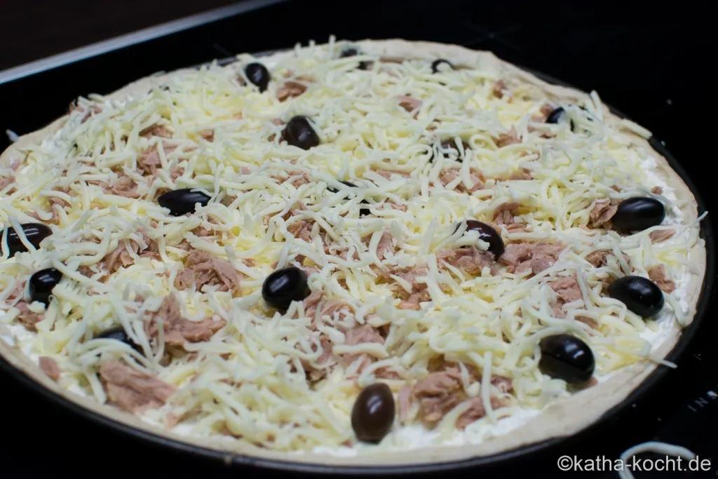 Thunfisch Pizza mit weißer Sauce - Katha-kocht!