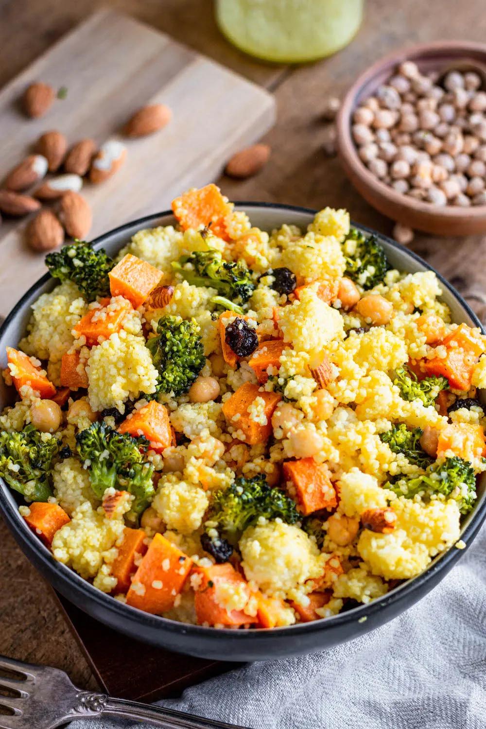 Couscous-Salat mit Brokkoli und Süßkartoffeln (vegan)