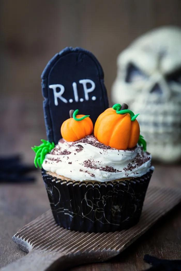 halloween muffins grab dekoriert mit kürbissen aus fondant | Halloween ...