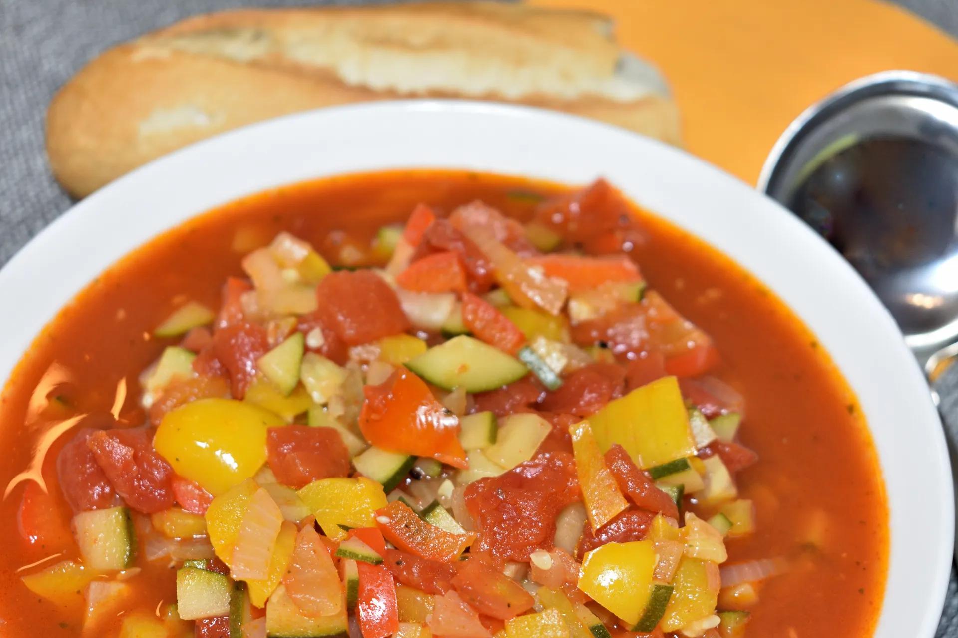 Feurige Paprika-Zucchini-Suppe | Veggie Tobi