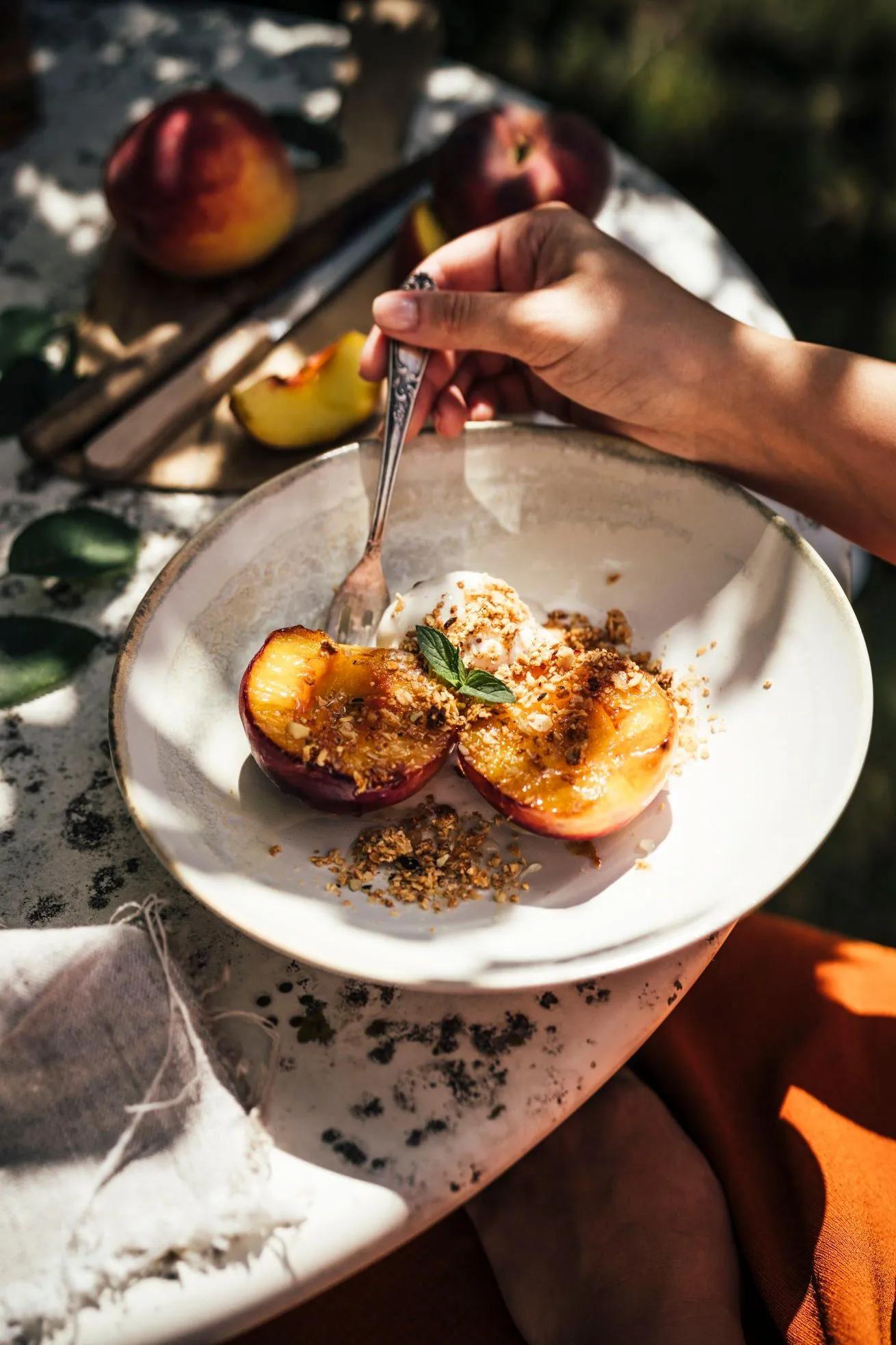 Sommerdessert! Gegrillte Pfirsiche mit Honig Eis und Granola-Crunch ...