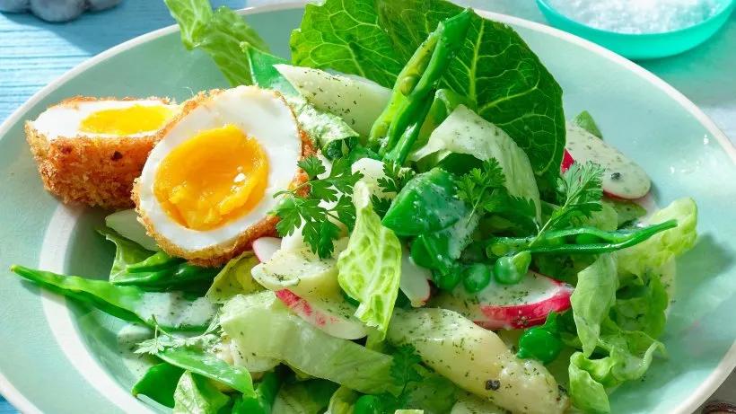 Grüner Salat mit Chili-Eiern: Low Carb auch an Ostern - bildderfrau.de