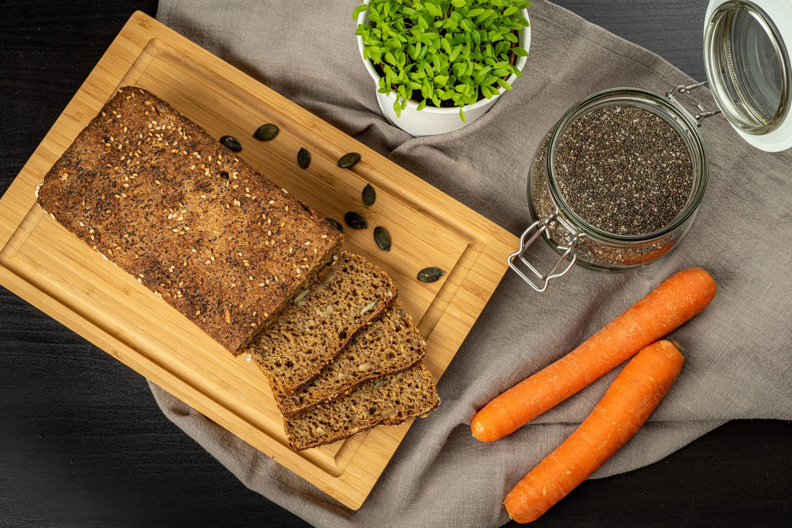 Vollkornbrot mit Nüssen und Möhren - Evis Food Blog