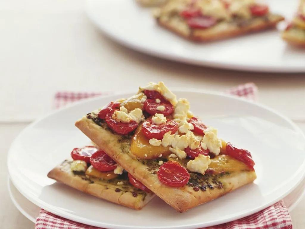 Tomaten-Pizza-Schnitten Rezept | EAT SMARTER