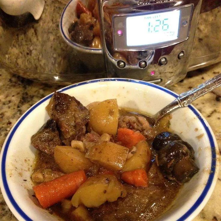 Eintopf mit Rindfleisch, Kartoffeln und Karotten aus dem Slow Cooker ...