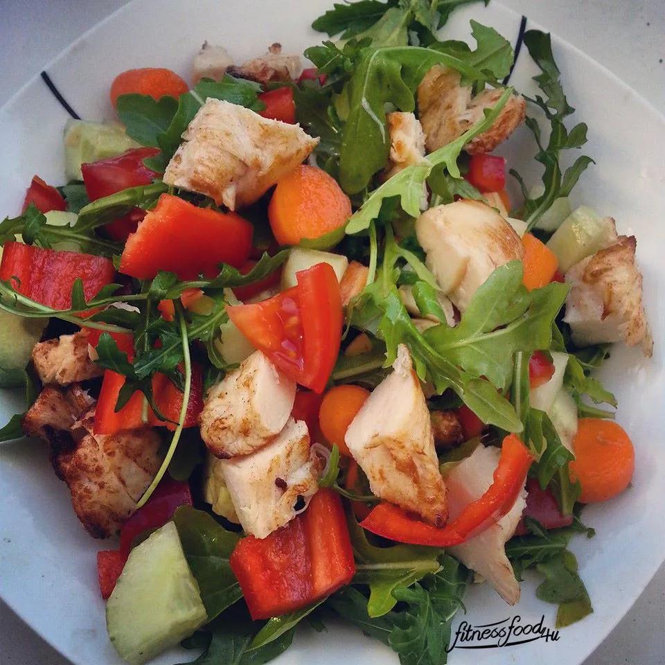 Fitnessfood To Go: Salat mit Putenbrust • fitnessfood4u