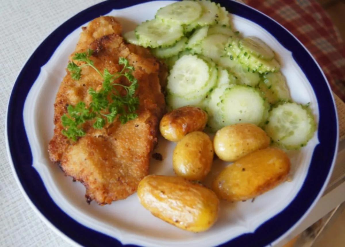 Wiener Schnitzel vom Schwein mit Mini-Rosmarinkartoffeln und ...