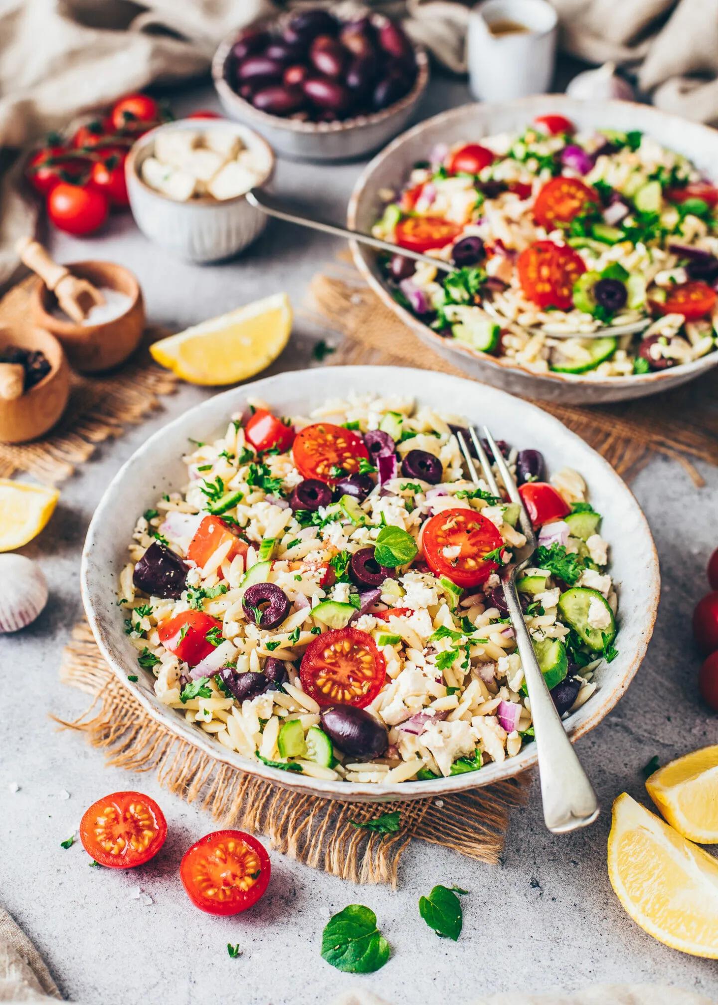 Griechischer Orzo-Salat (Veganer Nudelsalat) - Bianca Zapatka | Rezepte