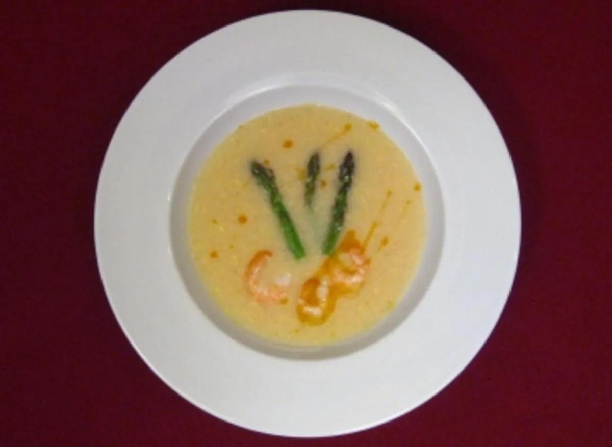 Spargelcremesuppe mit Garnelen, grünem Spargel und Hummeröl - Rezept ...