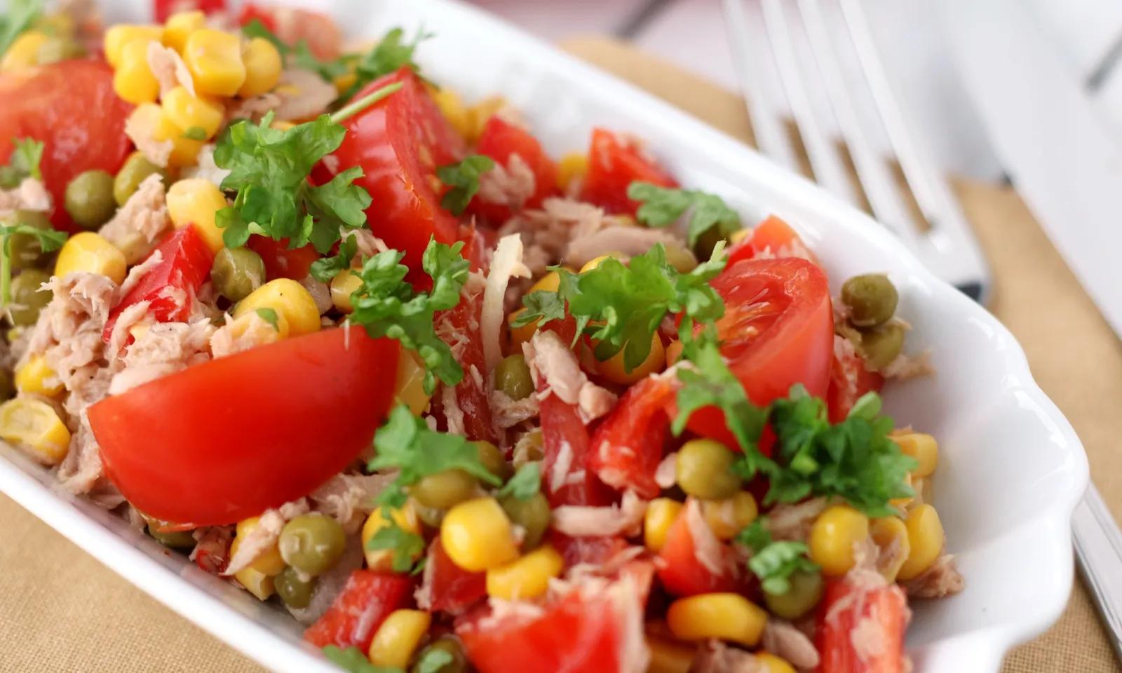 Rezept: Thunfisch-Tomaten-Salat mit Mais und Erbsen - Lavie Deboite