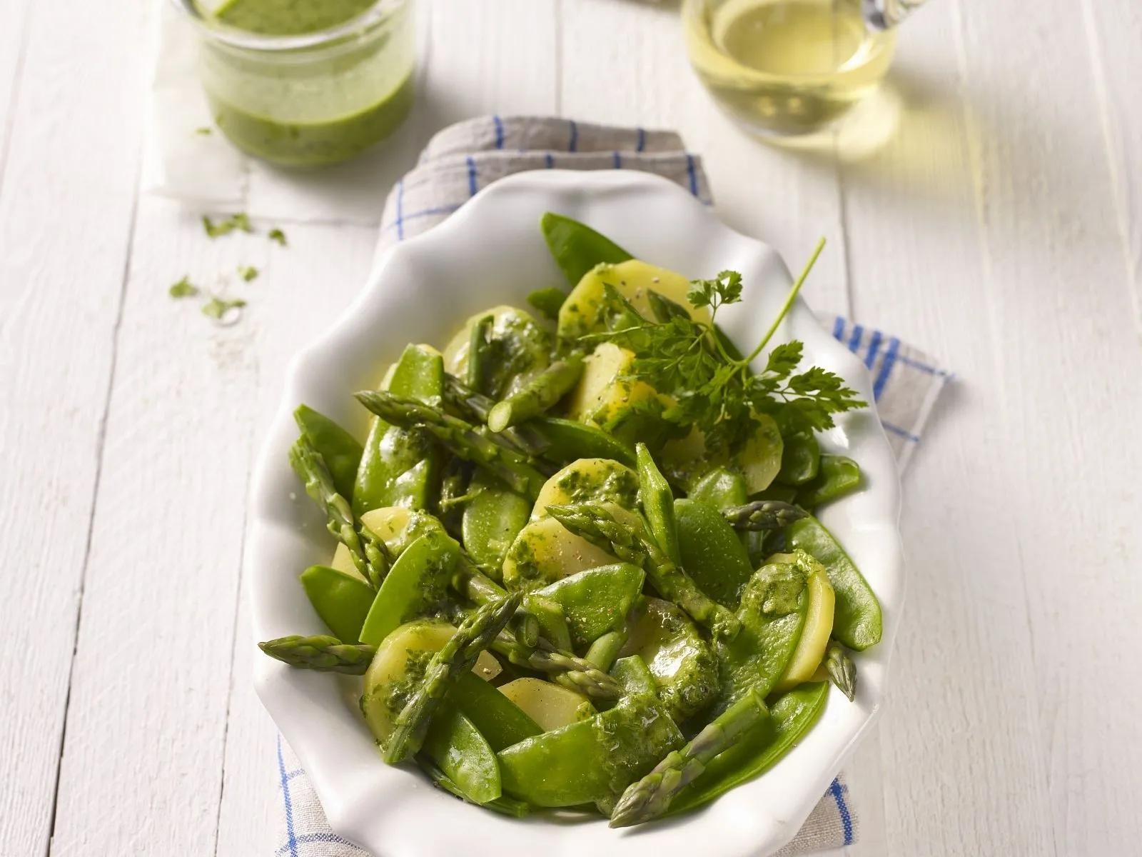 Grüner Kartoffelsalat mit Zuckerschoten und Spargel Rezept | EAT SMARTER