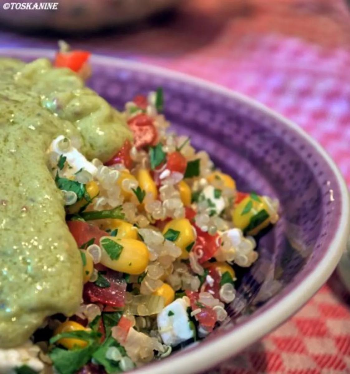 Quinoa-Koriander Salat mit Ziegenkäse und Avocado-Dressing - Rezept ...