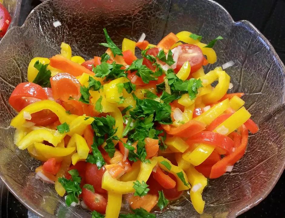 Tomaten - Paprika - Salat von leggerlegger | Chefkoch.de