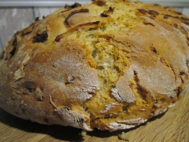 Zwiebelbrot mit Knusperkruste | Brot backen rezept einfach, Brot selber ...