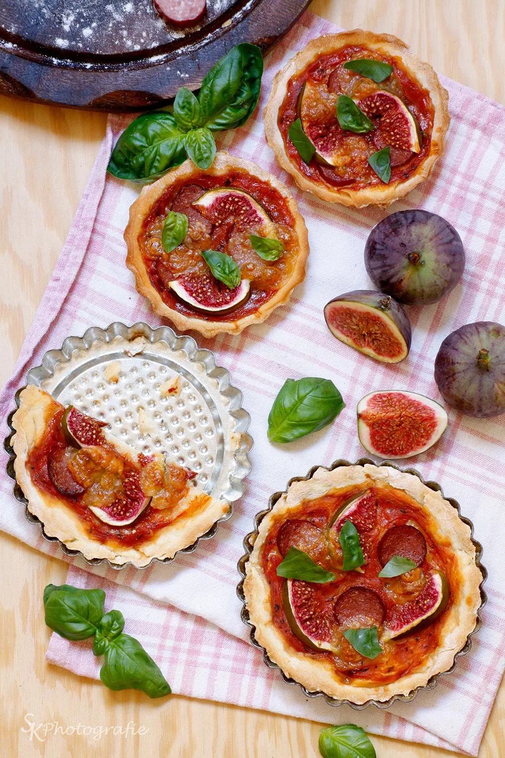 Mini-Pizza mit frischen Feigen, Kabanossi und Mozzarella | Mini pizza ...
