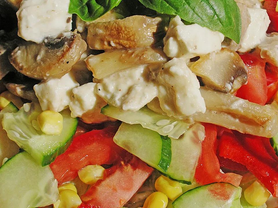 Salat mit Gemüse und gebratenen Käse - Champignons von CookingJulie ...