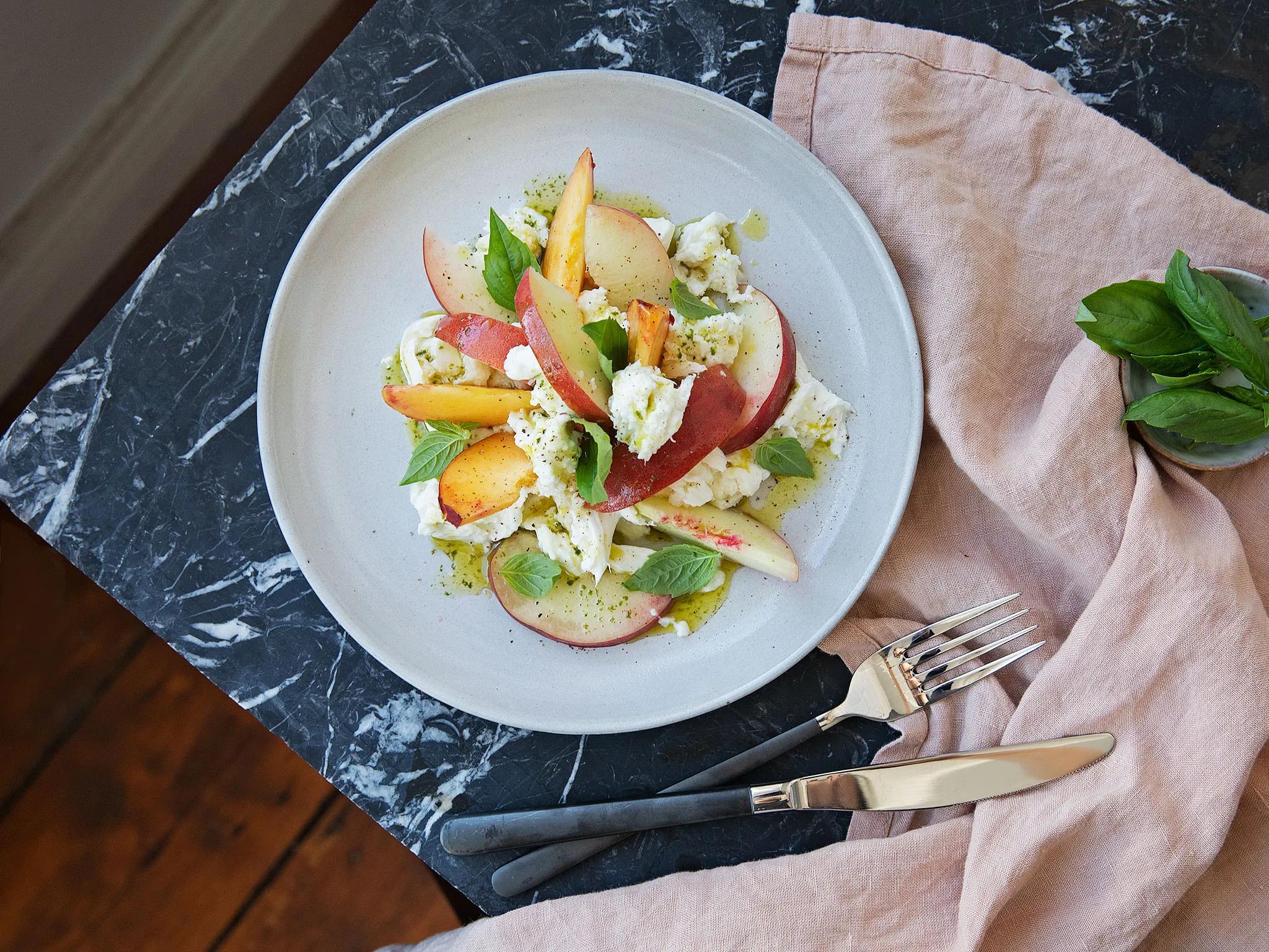 Pfirsich-Caprese-Salat mit Basilikumöl | Rezept | Kitchen Stories