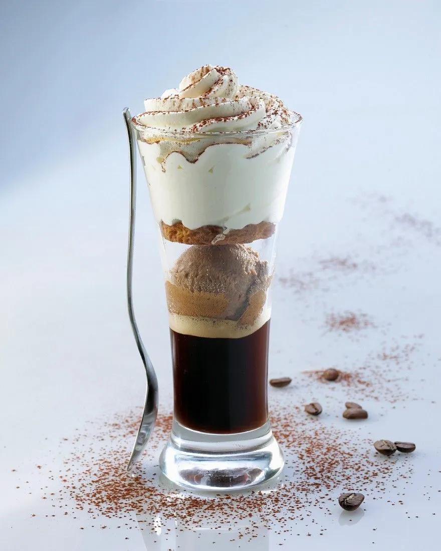 Eiskaffee mit Kaffeeis, Keks und Sahne Rezept | EAT SMARTER