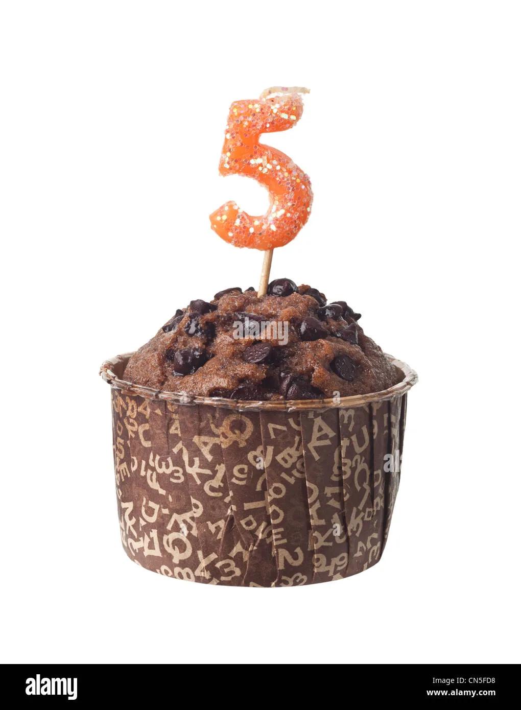 Schoko-Muffin mit Geburtstag Kerze für fünf Jahre alten isoliert auf ...