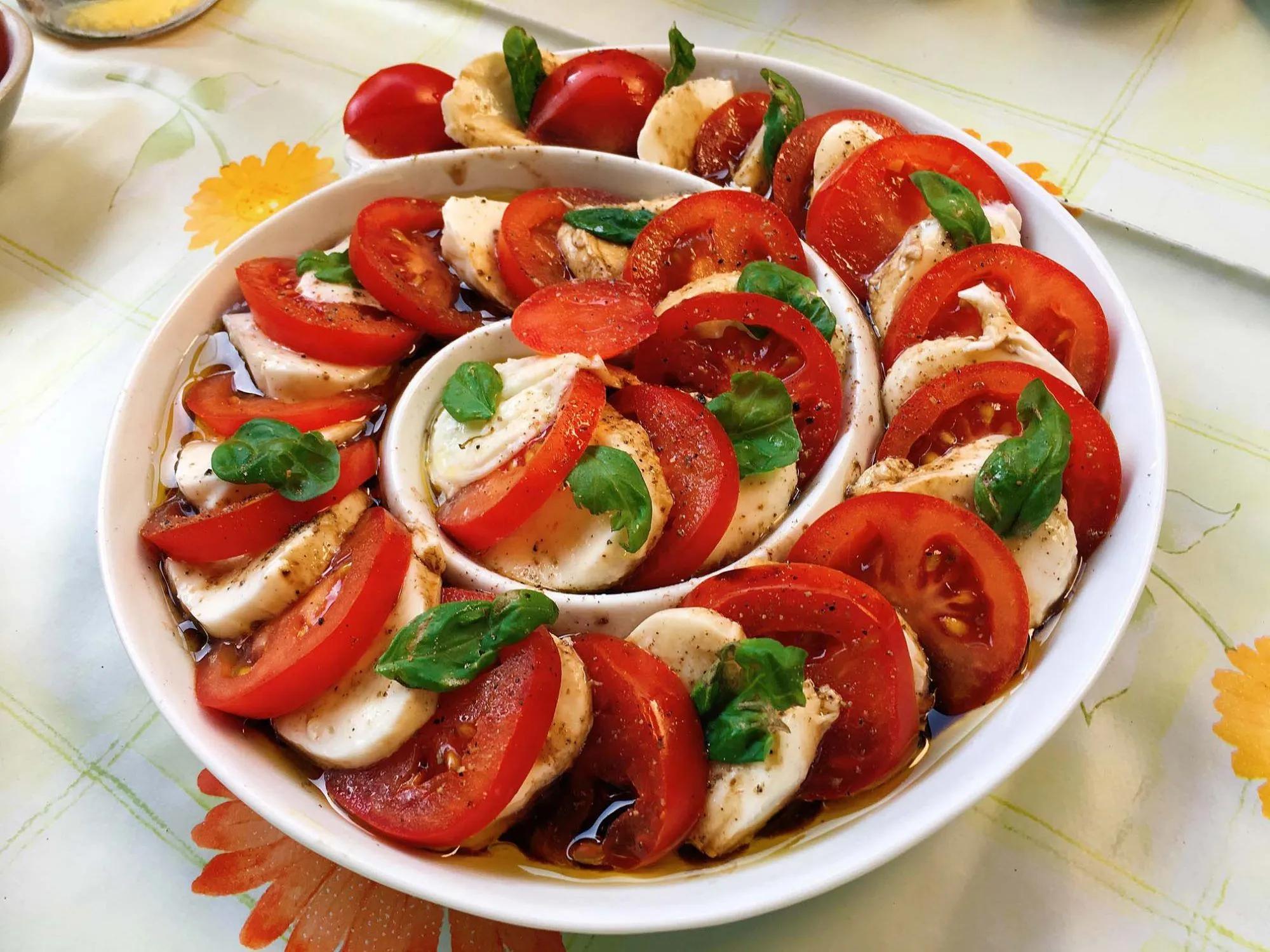 Tomaten Mozzarella Salat mit Basilikum Rezept | Insalata Caprese ...