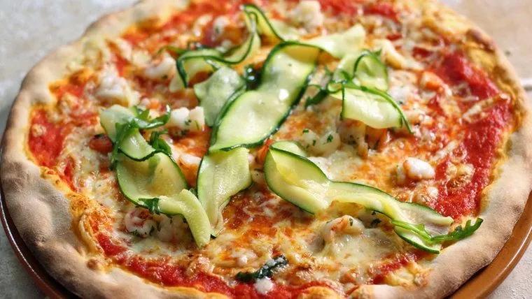 Pizza mit Garnelen und Zucchini auf einem Teller | Rezepte, Pizza ...