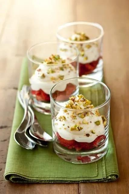 Weiße Schokoladenmousse mit Erdbeeren und Pistazien Mini Desserts ...
