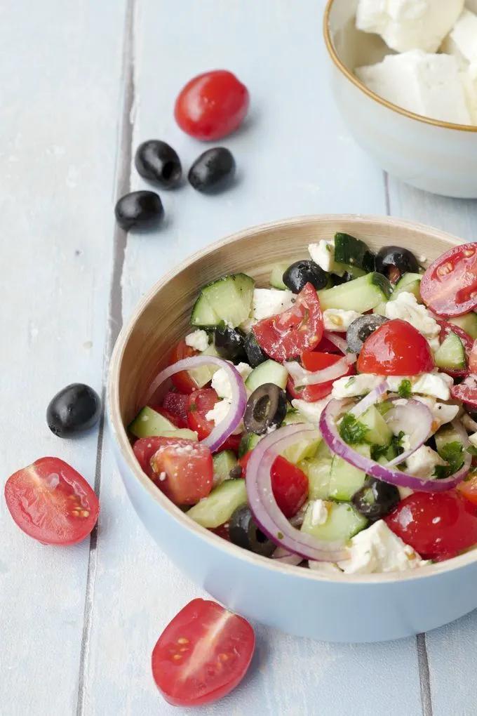 Griechischer Salat mit Feta – Bauernsalat | Rezept | Griechischer salat ...