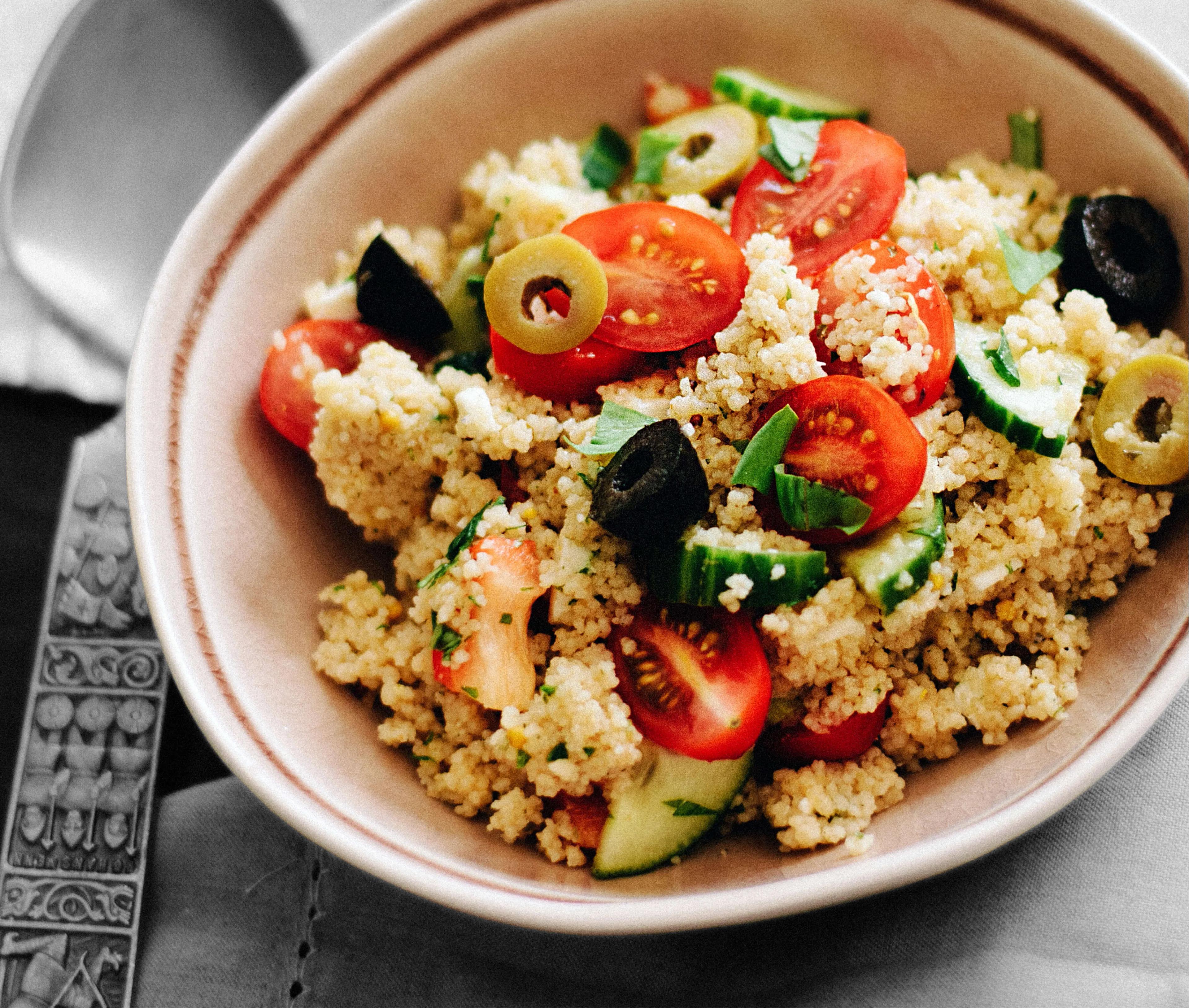 Rezept | Orientalischer Couscous-Salat mit Feta und Oliven