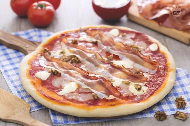 Ricetta Pizza mascarpone speck e noci - La Ricetta di GialloZafferano