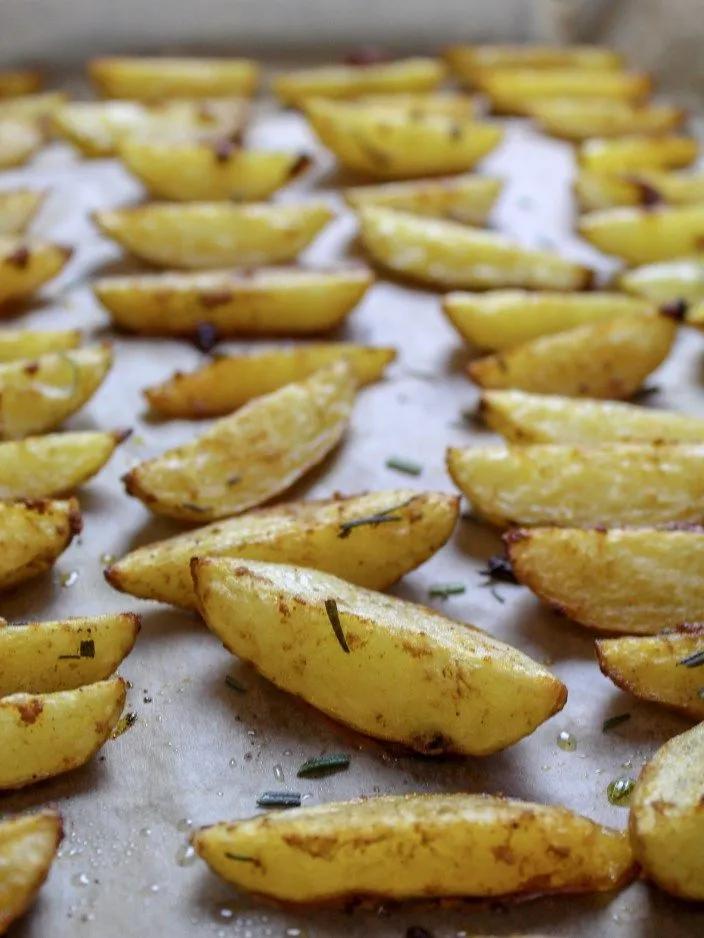 Rosmarinkartoffeln aus dem Backofen mit Knoblauchmarinade | Rezept ...