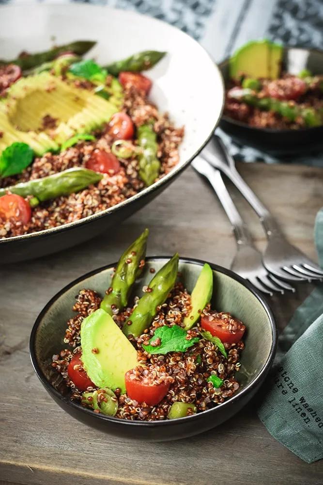 Roter Quinoa-Salat mit Spargel und Avocado - Home and Herbs