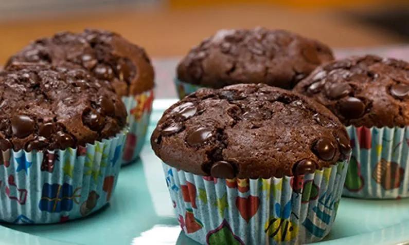 Schokoladen-Muffins schnell gemacht mit Kakaopulver und Schoko-Tropfen ...