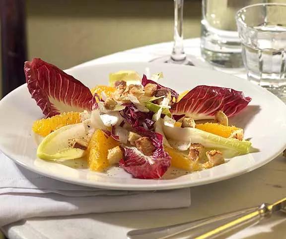 Orangen-Chicorée-Salat mit Senfcroûtons | Rezept | Betty Bossi