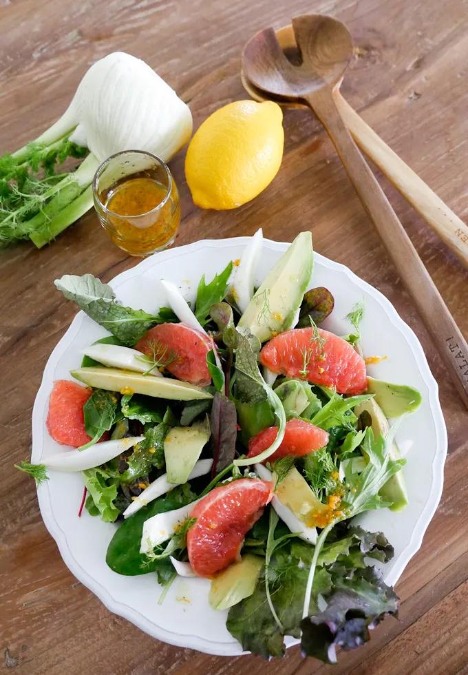 Gesunder Paleo-Salat mit Grapefruit, Fenchel, Avocado und Minze