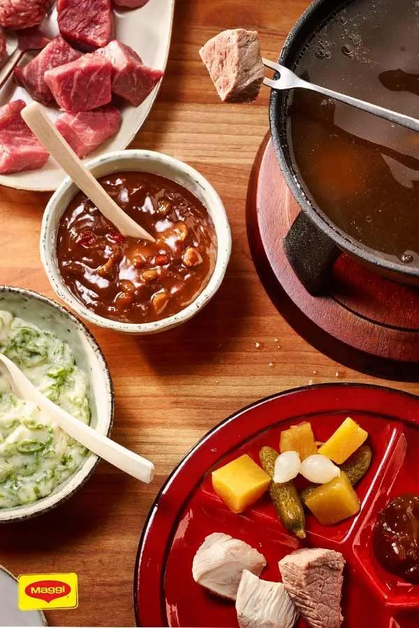 Fleisch-Fondue mit dreierlei Saucen | Rezept | Fleischfondue rezepte ...