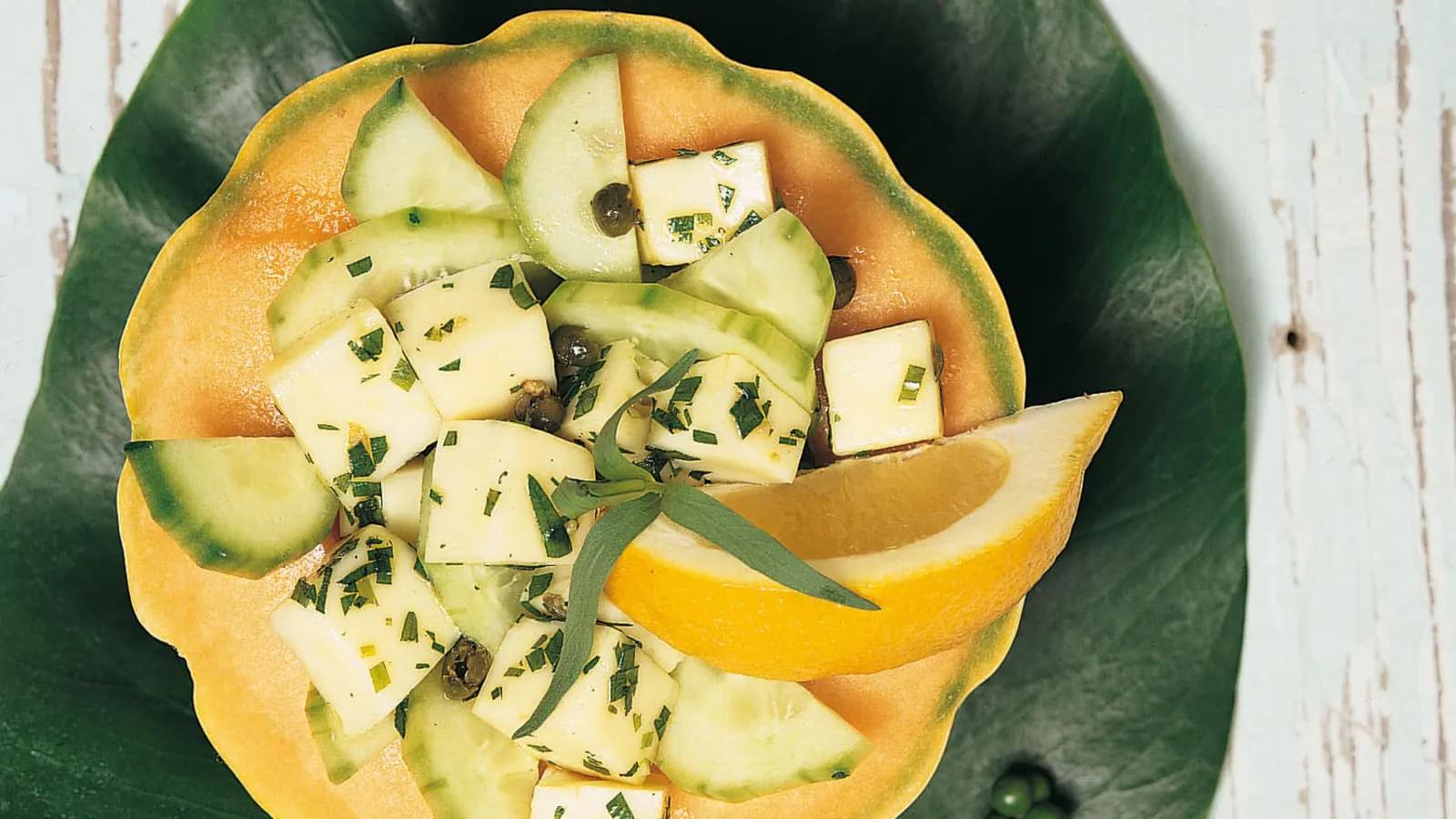 Melonen-Gurkensalat mit Estragon-Käse - Rezept | Swissmilk