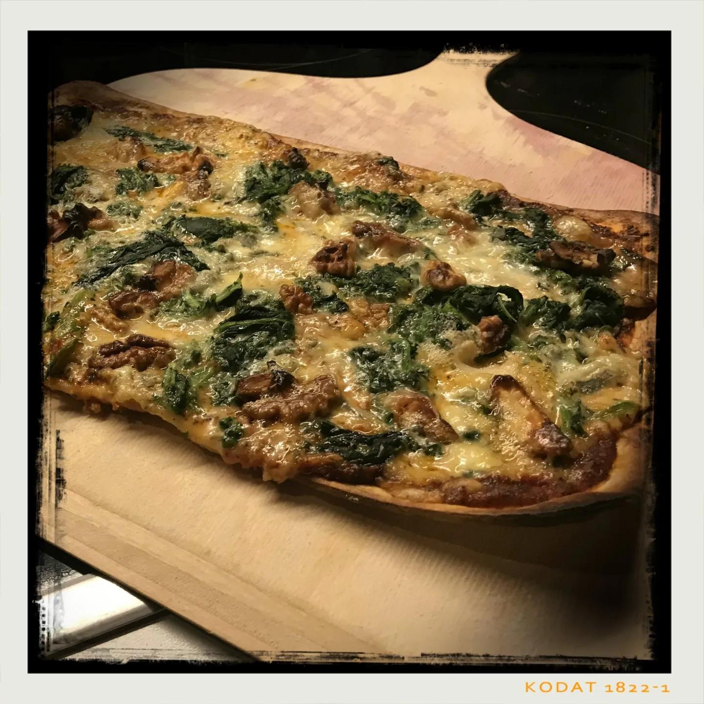 Pizza mit Blattspinat, Gorgonzola und Walnüssen – Schlemm dich fit!