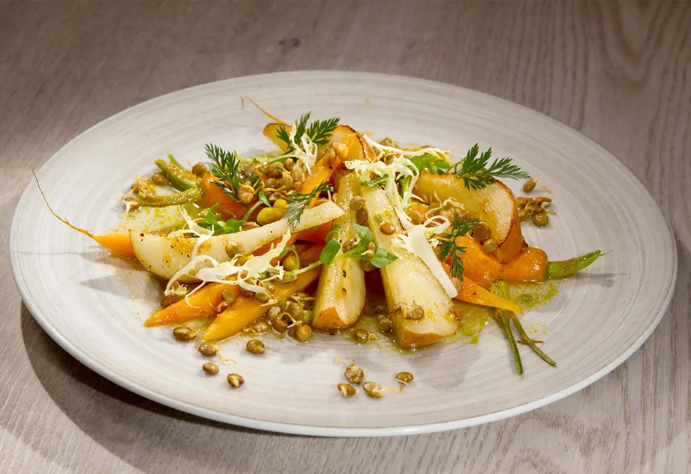 Karottensalat mit Birnen und Linsensprossen | Frisch Gekocht
